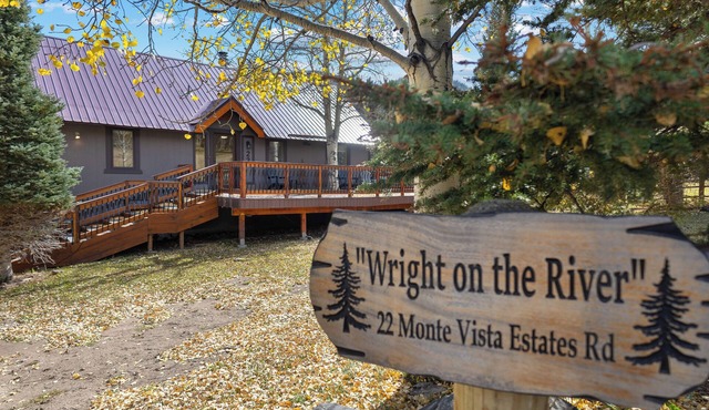 Large Cabin "Wright on the River" 5 Star-Riverfront-WIFI-Firepit-Large Deck-Mountain Views in Red River