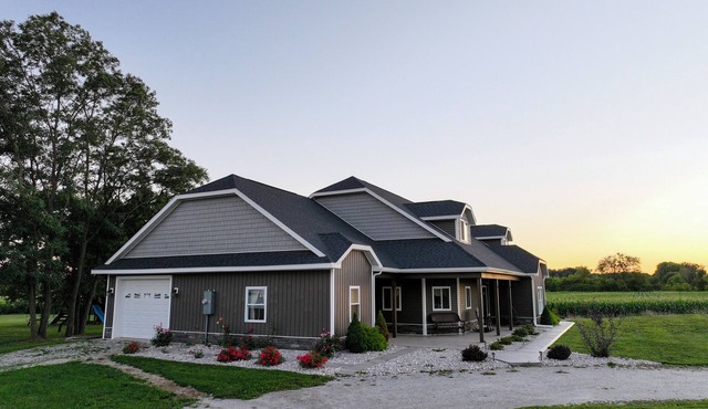Large Private Home, Sleeps 20, Great for Groups in Holton