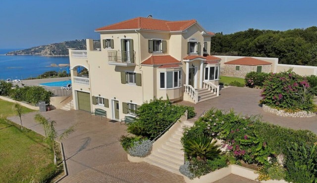 Large Private Villa with Pool, Stunning Sea Views in Pessada