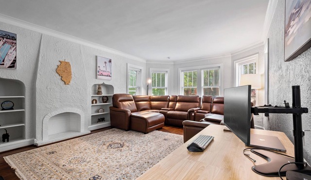 Lincoln Square Sunny 3BR-1Bath Condo – Family-Friendly, Walk to Everything! in Chicago