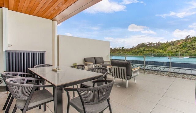 Luxe Waterfront Home with Bay Views and Carpark in Auckland West