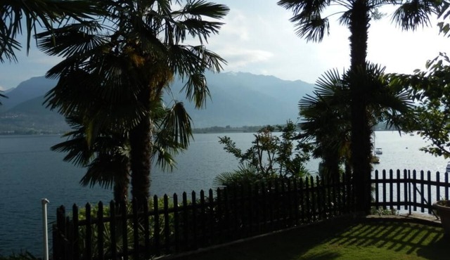 Luxurious apartment with private beach on Lake Maggiore in Vira