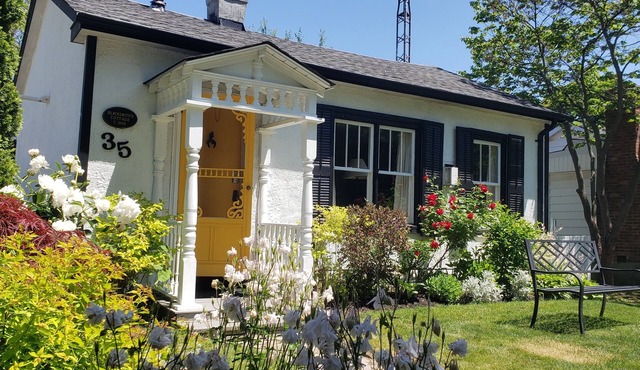 Luxury 1835 Cottage. Right in historic centre near Shaw Theatre. Private parking in Niagara-on-the-Lake