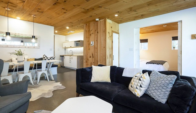 Luxury B & B 2 bdrm Chalet unit w/private yard, hottub, walk to ski and village in Blue Mountain