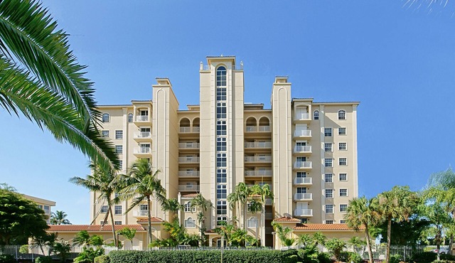 Luxury Gulf-Front Condo on Vanderbilt Beach-Stunning Sunsets in Naples