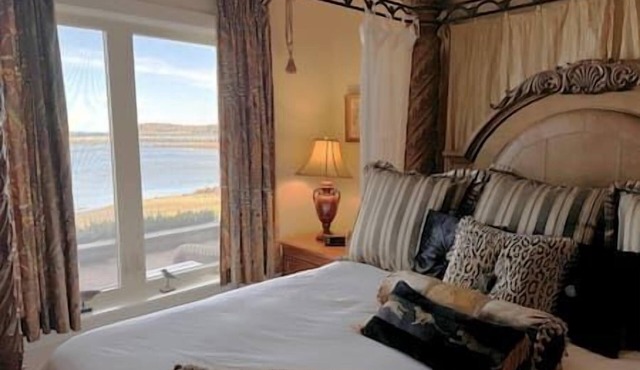 Luxury Oceanfront Retreat in Chester close to Mahone Bay, Lunenburg, in Western Shore