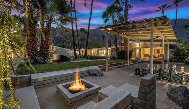 Luxury Palm Springs Estate 3Bedroom House & 3 Casitas, Salt Water Pool & HotTub in Palm Springs