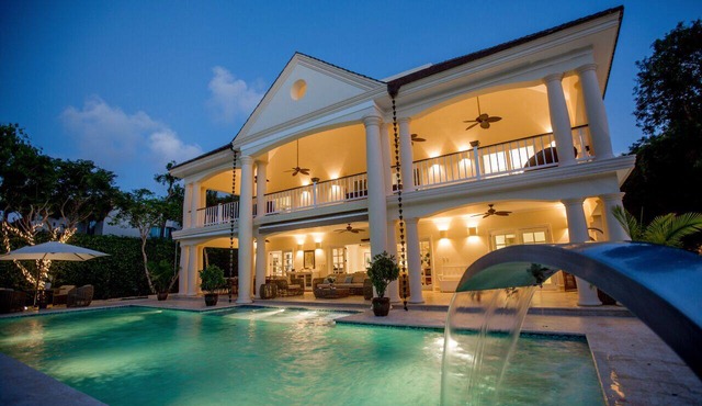 Luxury Sunshine Villa -outdoor movie screen & pool heated(50x17ft), CHEF & staff in Punta Cana
