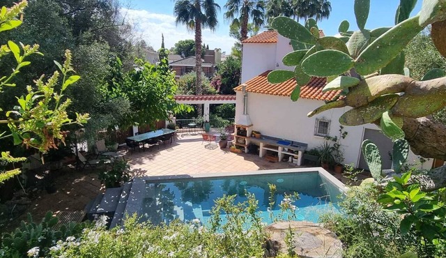 Marvelous 4-bedroom garden house, Castelldefels,5 min. walking from the beach in Castelldefels