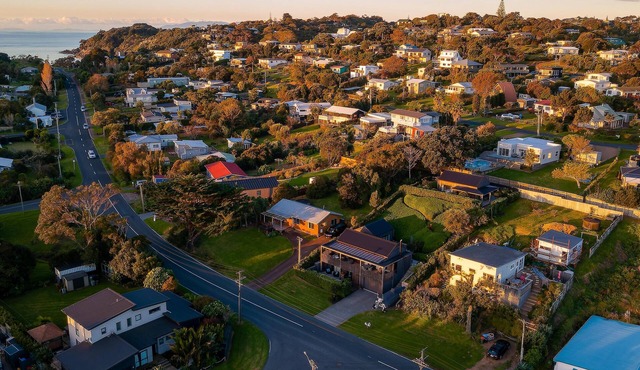 Moa Cottage - in Oneroa Village - Welcome to Moa Cottage, your tranquil holiday retreat. This affordable home features 3 cozy bedrooms, amenities, and sleeps 6 guests. With close proximity to beaches and Oneroa village, it's the perfect destination f in Waiheke Island
