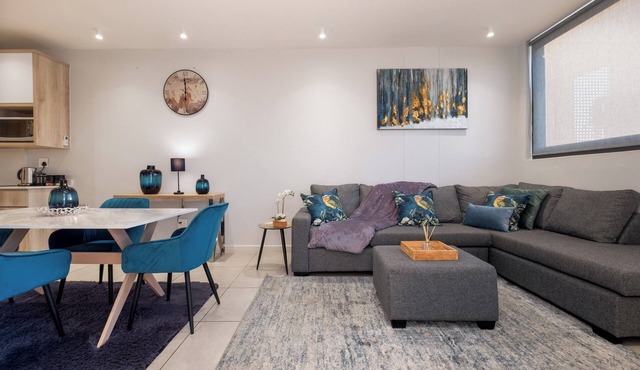 Modern 2BR Apartment with Pool and Gas Braai in Cape Town