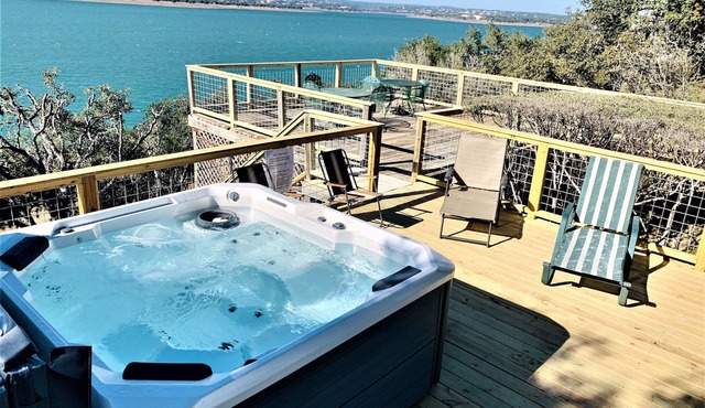 Modern Lakefront, Hot tub, Firepits, Large multi-level decks, Amazing Sunsets in Canyon Lake
