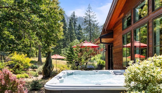 Mountain-View Retreat with Hot Tub & Waterfalls in Cascade Locks