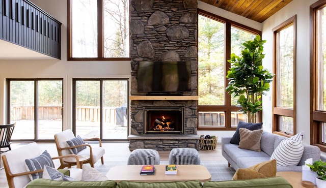 *NEW* Luxury modern chalet on 10 Acres in the Pocono mountains in Jim Thorpe