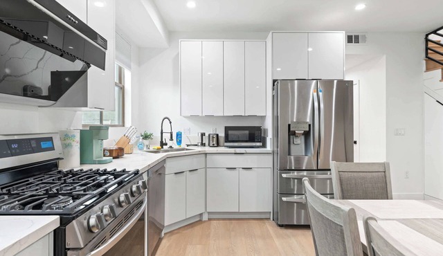 Not affected by the fire/Modern Spacious Home with Parking & Fully Equipped Kitc in Los Angeles