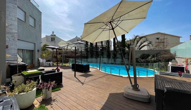 O&O Group - Luxury Beach Front Villa Amazing Swimming Pool in Rishon LeTsiyon