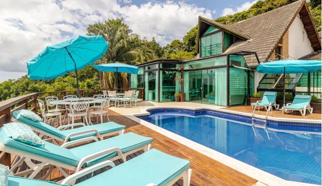 Oasis Mansion: 5 Spacious Suites and Exclusive Beach Access in Guarujá