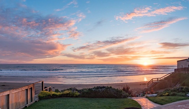 Ocean Front Cottage! Beauty on the outside, Charm on the inside! in Cayucos