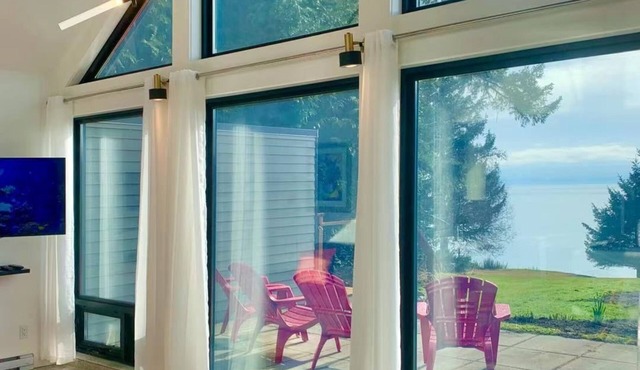 Oceanfront Cottage: Where Natural Beauty Meets Modern Comfort in Sooke