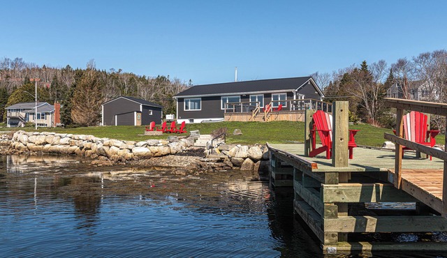 Oceanfront Escape w/Hot Tub, 30 Mins from Halifax in Bayside