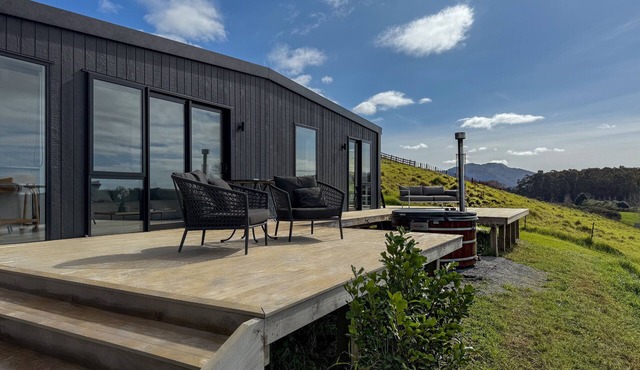 Omakana Cottage - Farm Views & Cedar Hot Tub in Tāwharanui Peninsula
