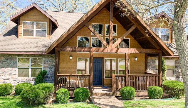 ONE Minute from Silver Dollar City! INDOOR Pool! in Branson