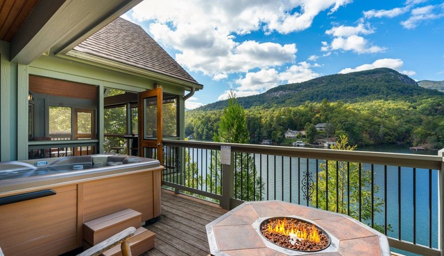 Over the Edge - Lakefront, Hot tub, Sleeps 10, Two kayaks in Lake Lure