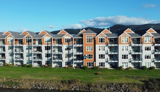 Peaceful, river front, 2-bedroom condo with WiFi in Seaside in Seaside