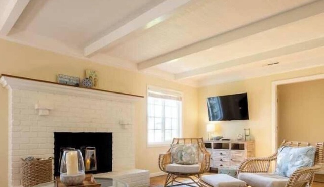 Pleasure Point Getaway with hot tub, dog friendly! in Santa Cruz
