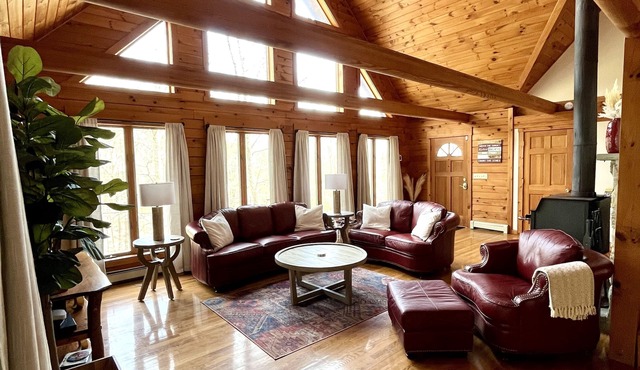 Pocono Chalet Cabin Sauna Game Room Fire Pit Pools in Bushkill
