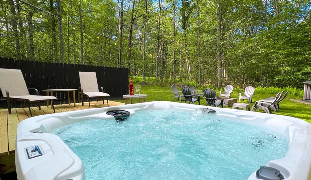 Poconos Hideaway Hot Tub, Zen Garden & Fire Pit, hiking and water parks nearby. in Albrightsville