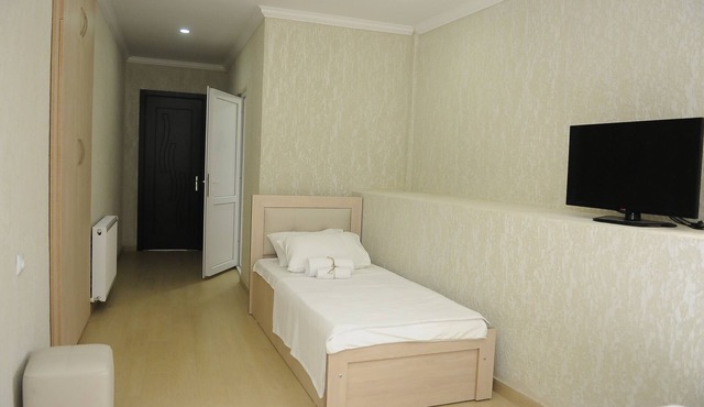 Pomegranate - Triple Room in Kutaisi