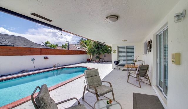 Pool Access! Snowbird Gem in Country Club of Miami in Hialeah