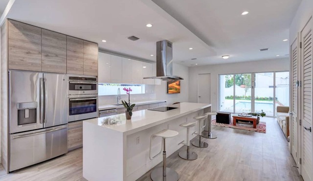 Poolside Sanctuary 4B 4B heated pool ,Jacuzzi 1Gb internet. in Miami