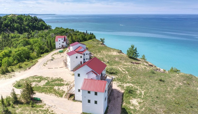Poplar at Lake Bluff Preserve-Spectacular Lake Michigan Views-Sleeps 8 in Frankfort