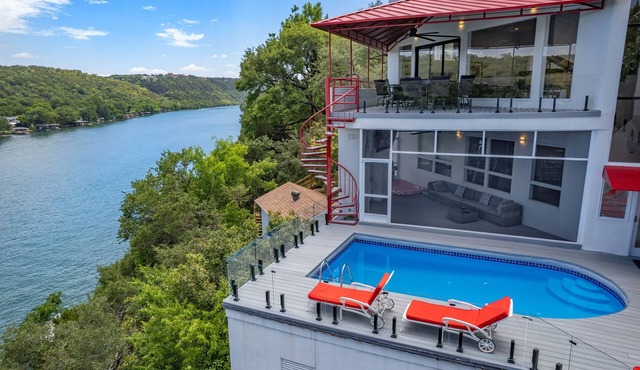 Premium Lake Austin Lakeside Bedrooms. 6 Hole Mini Golf Course and Waterfall in Austin