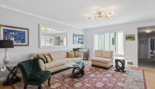 Prime Mid Century Flat in the Castro, In Unit Laundry, On Site Parking. in San Francisco