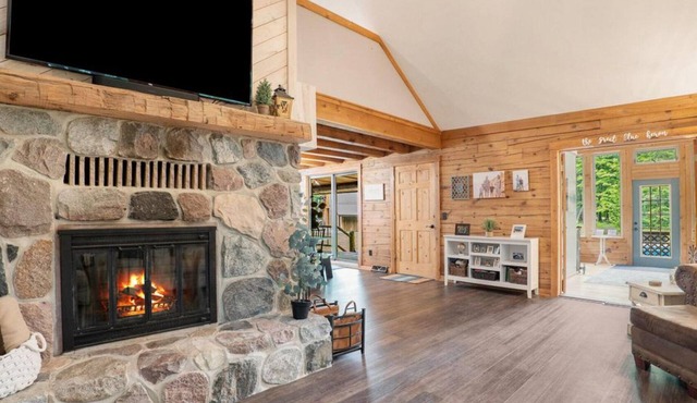 Private escape: log cabin with hot tub on 4 private acres in Newaygo