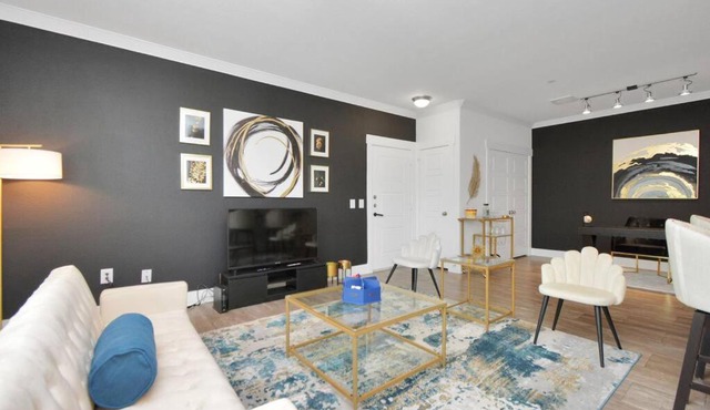 Private Luxury Mid-Rise near The Woodlands, Perfect for Long & Short term stay in Conroe