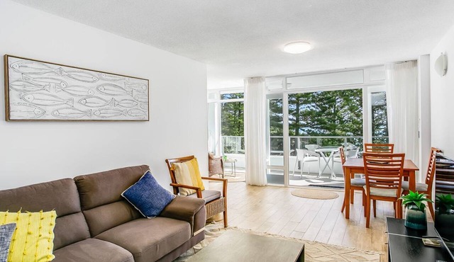 Rainbow Pacific Unit 9- Stunning views over Rainbow Bay and Snapper Rocks. Swimming Pool. Wi-Fi in Coolangatta