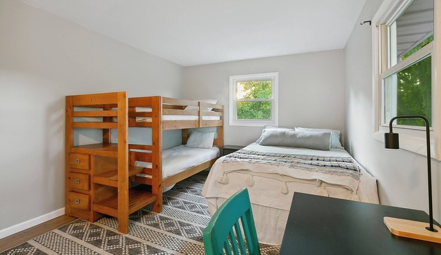 Recently Updated 3 Bedroom House, Fire Pit, Hot Tub, Game Room in New Buffalo