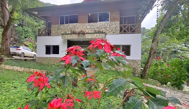 Riverfront Home Perfect for Groups in the Middle of the Mountains in Vallejito Abajo