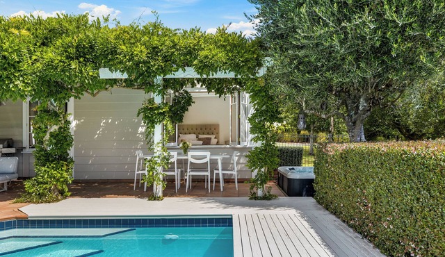 Riverview Cottage - Private Pool + Spa in Riverhead
