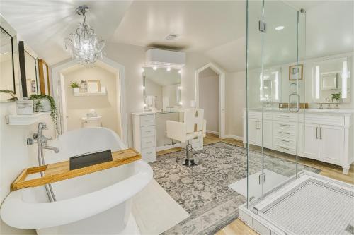 Romantic Getaway Hideout | Soak, Sip, and Relax in McQueeney