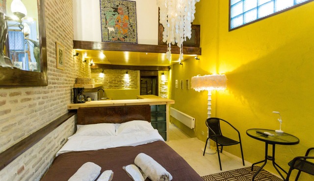 Saffron Loft with Terrace, Under the Castle in Old Town