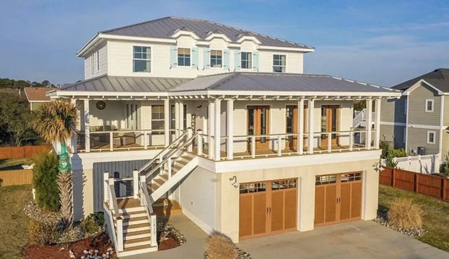 Sandbridge. Beautiful Beach Home With Direct Beach Access and Ocean Views in Virginia Beach