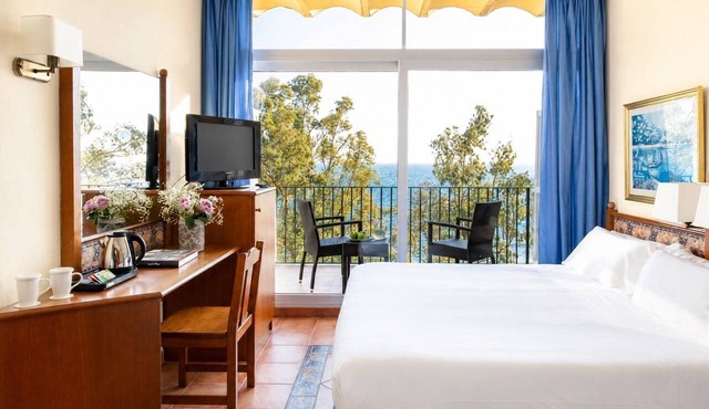 Sea View Balcony | Beachfront | Pool & Restaurant in Roses