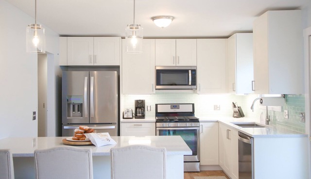 Seersucker Summer House! 5 bedroom home near blue stair beach/park, downtown in South Haven