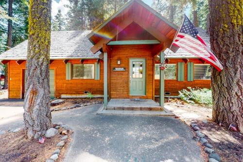 Serene cabin with expansive deck grill fireplace - near skiing - walk to beach in Homewood