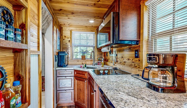 Serene cabins with full kitchens, AC + free wifi in Harper